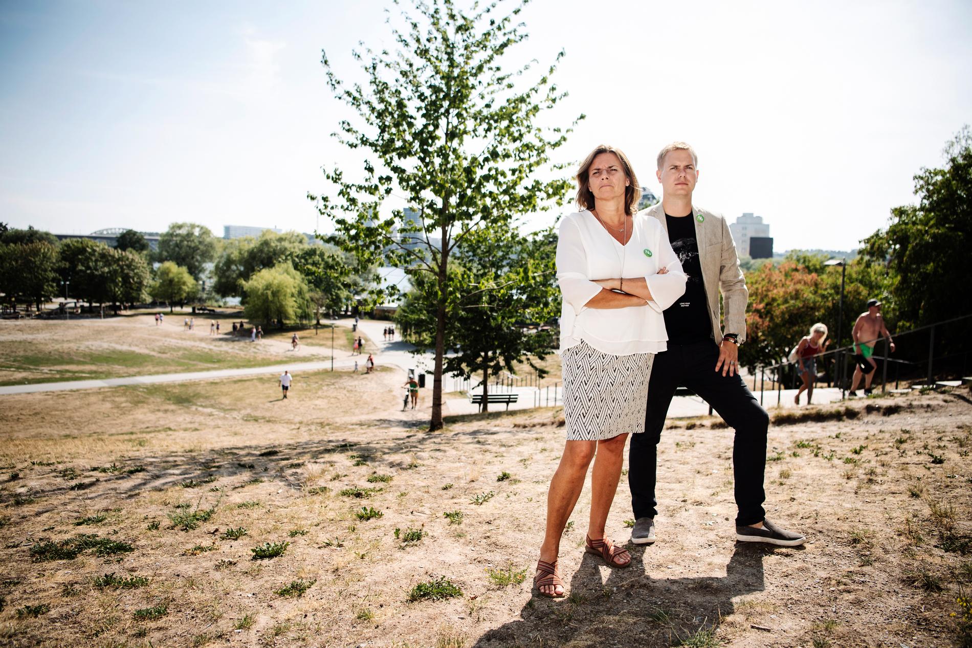 Miljöpartiets språkrör Isabella Lövin och Gustav Fridolin försöker lyfta klimatfrågan bland solbadarna i Tantolunden i Stockholm.