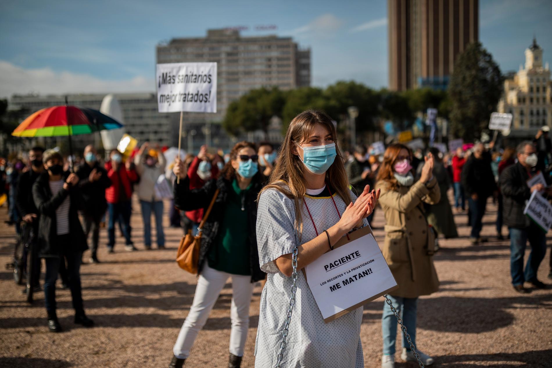 Vårdanställda demonstrerar i Madrid för ökade resurser till den offentliga vården.