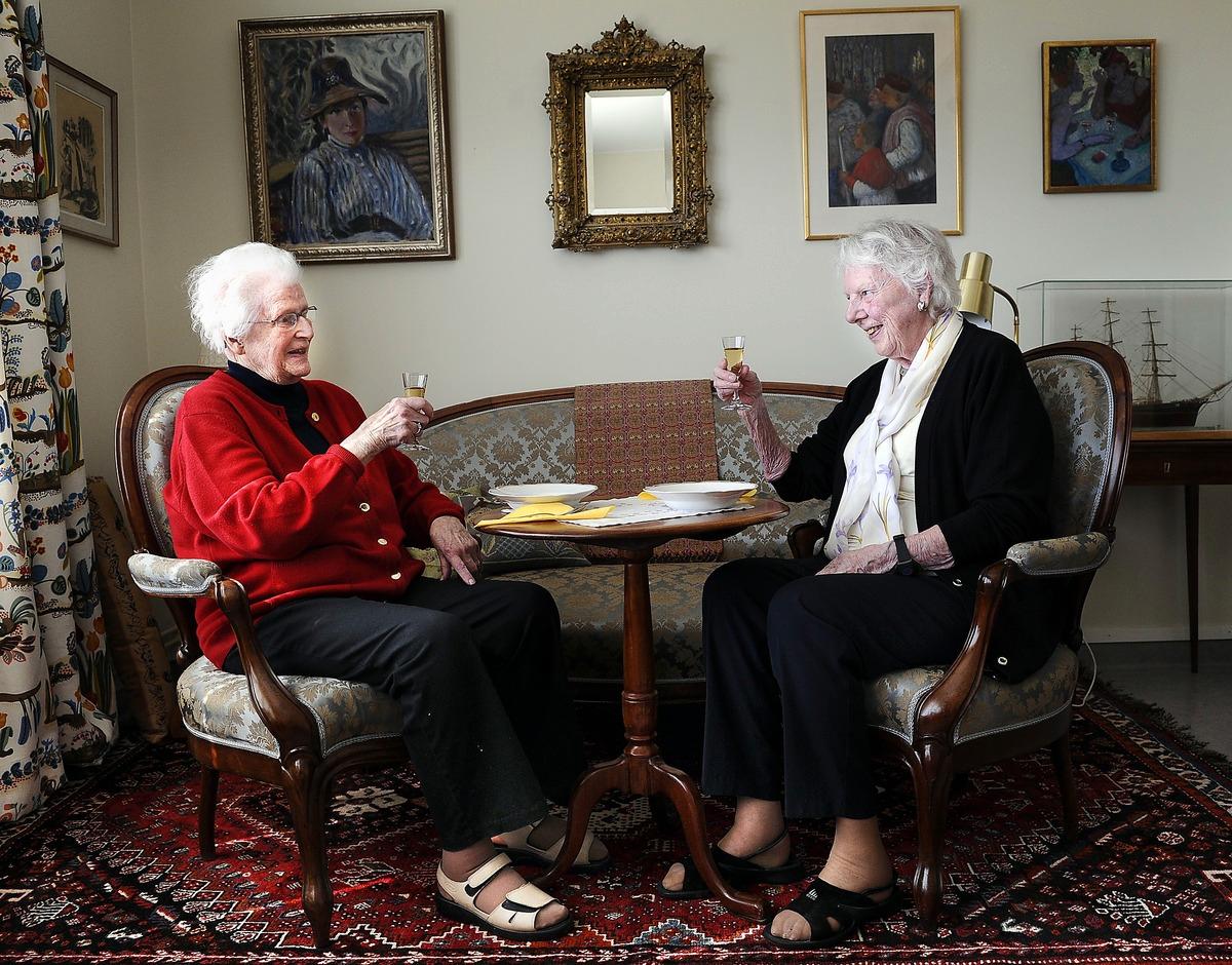 SUP TILL SOPPAN Aftonbladet bjuder Anna-Brita Bruneau och Bonnie Wahlén, båda 94, på punsch på Kattrumpstullens äldreboende i centrala Stockholm. Damerna tycker att det är på tiden att alkohol tillåts på alla särskilda boenden. ”Jag får besök varje vecka och då brukar vi ta ett glas vin när vi sitter ner och pratar”, säger Anna-Brita.