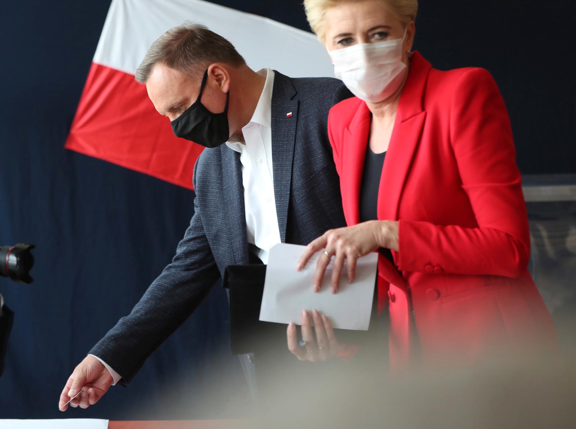 Sittande presidenten Andrzej Duda röstade tillsammans med sin fru Agata Kornhauser-Duda.