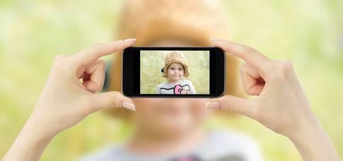 Enligt en ny studie lägger föräldrar upp 973 bilder på sina barn på sociala medier – innan de hunnit fylla fem år. Foto: Colourbox