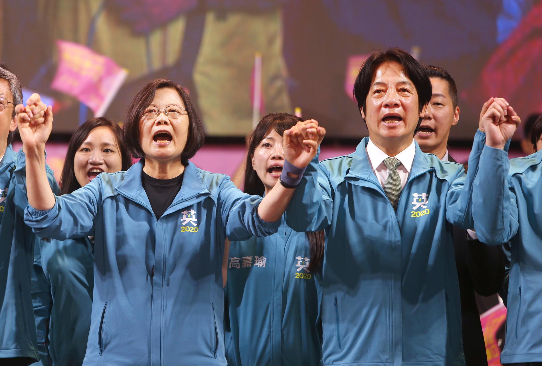Taiwans president Tsai Ing-Wen (till vänster) reagerar på nya uppgifter om kinesiska påverkansförsök. Bilden är tagen vid ett valmöte i Taipei den 17 november.