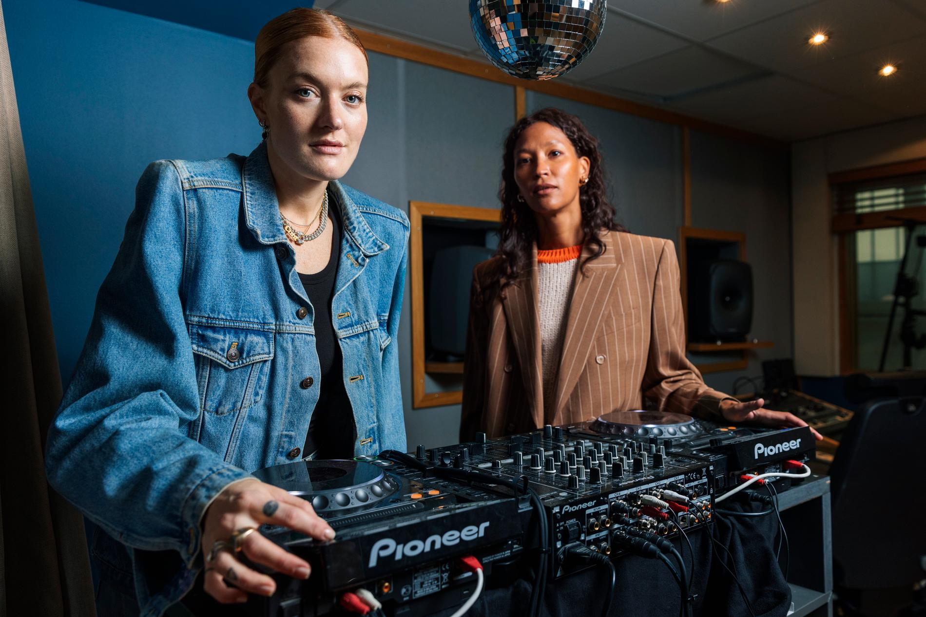 Caroline Hjelt och Aino Jawo i Icona Pop släpper ett nytt album.