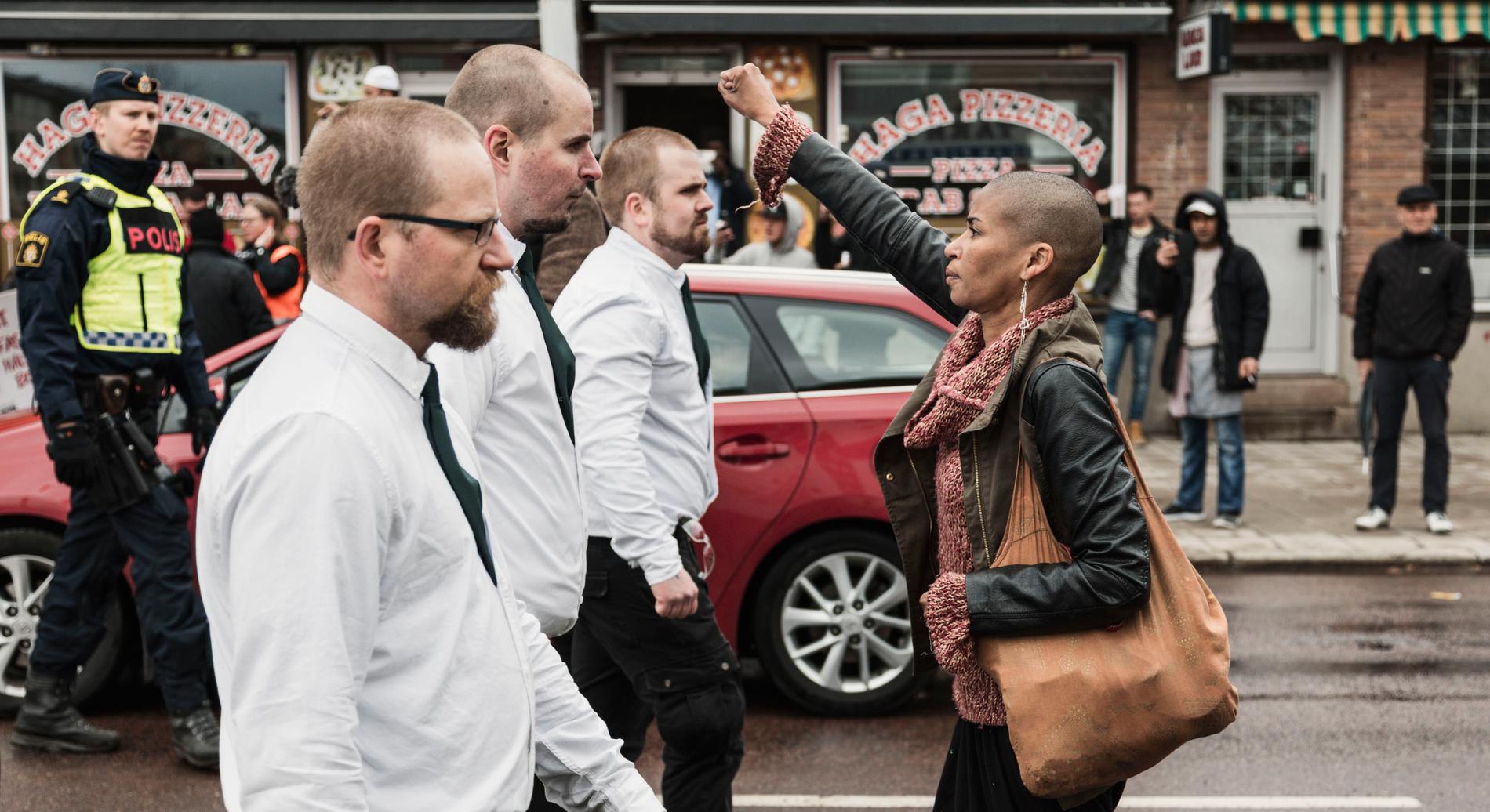 Tess Asplunds icke-våldsprotest mot Nordiska Motståndsrörelsen i Borlänge 1 maj 2016 blev Årets bild