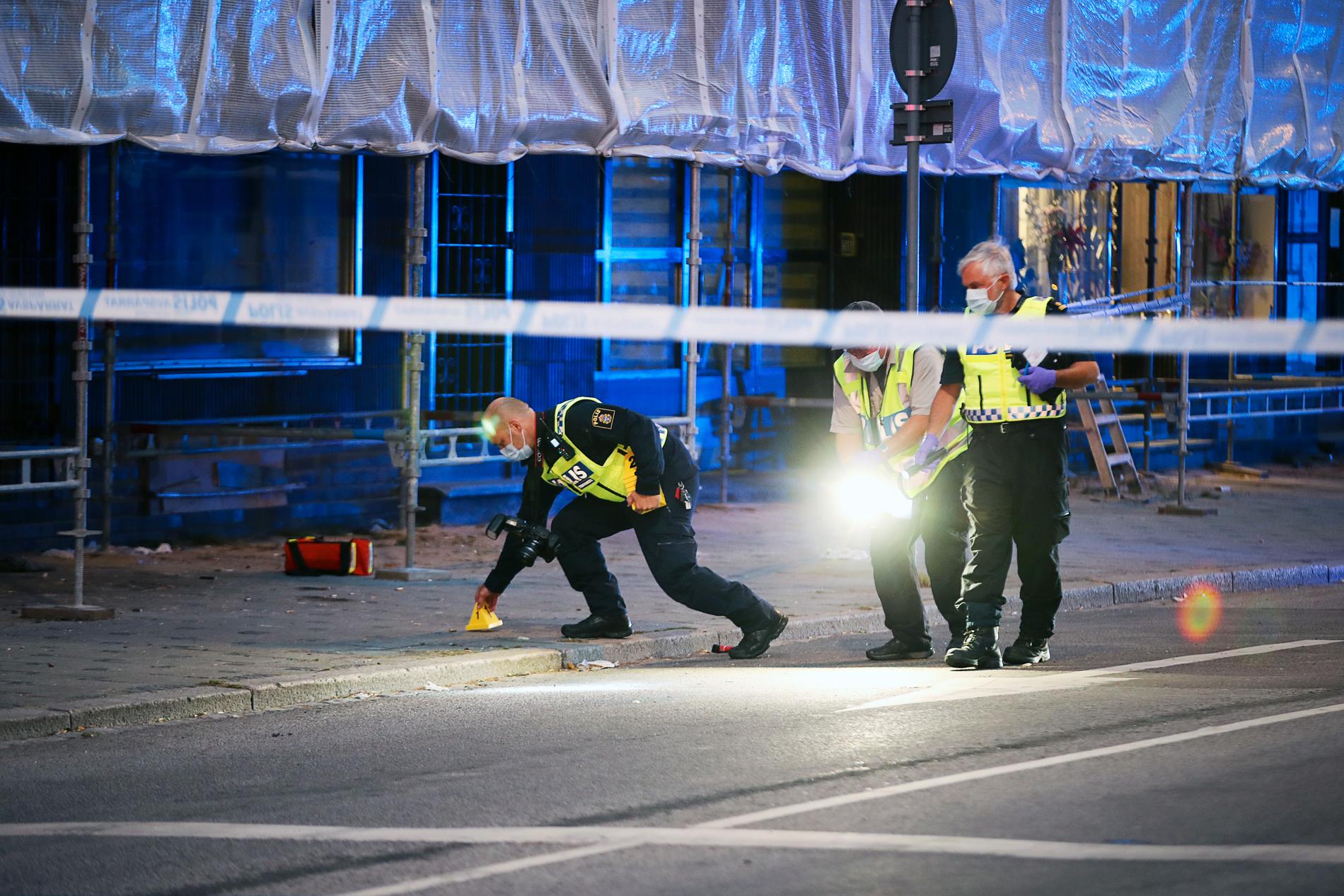 Polisen vid platsen där tre personer sköts till döds den 18 juni i Malmö. 