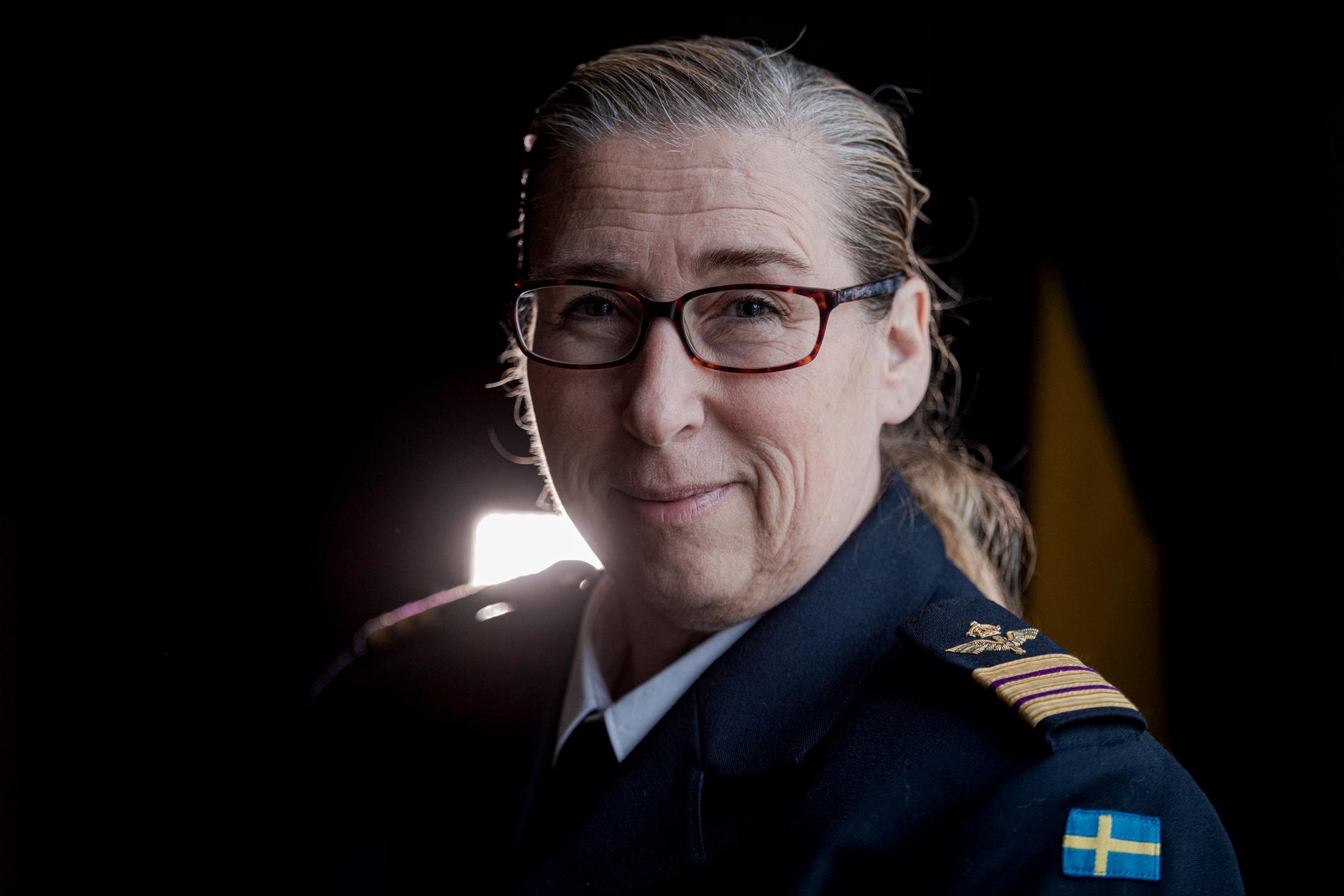 Efter sin civilingenjörsexamen inom rymdteknik doktorerade Ella Carlsson vid Luleå tekniska universitets forskarskola i rymdteknik. Hon disputerade 2008 med en avhandling om Mars. Nu är hon sedan en tid tillbaka rymdchef vid flygvapnet.