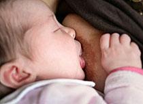 När mamman ammar frigörs ämnet oxytocin, som gör att det blir lättare för mamman att knyta an till barnet.