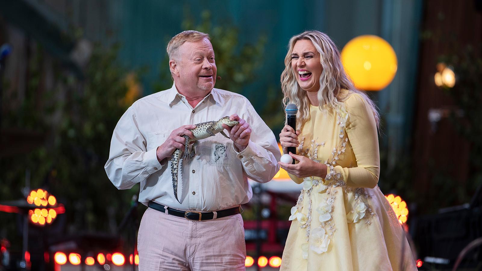 Jonas Wahlström och Sanna Nielsen under Allsång på Skansen den 2 juli 2019.