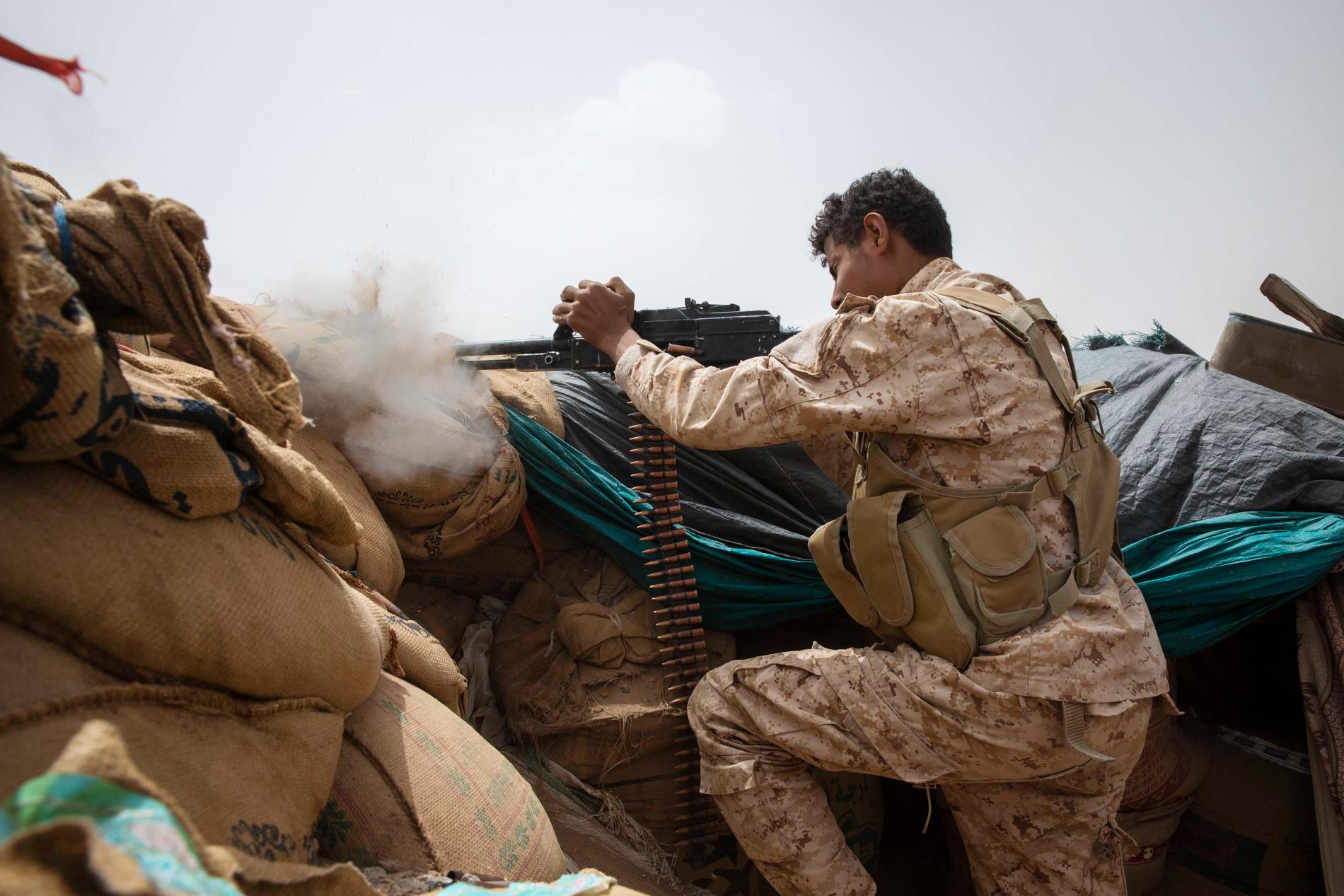 Ett frontkrig pågår om staden Marib i Jemen, där regeringsstyrkor (bilden) strider mot Huthirebeller.