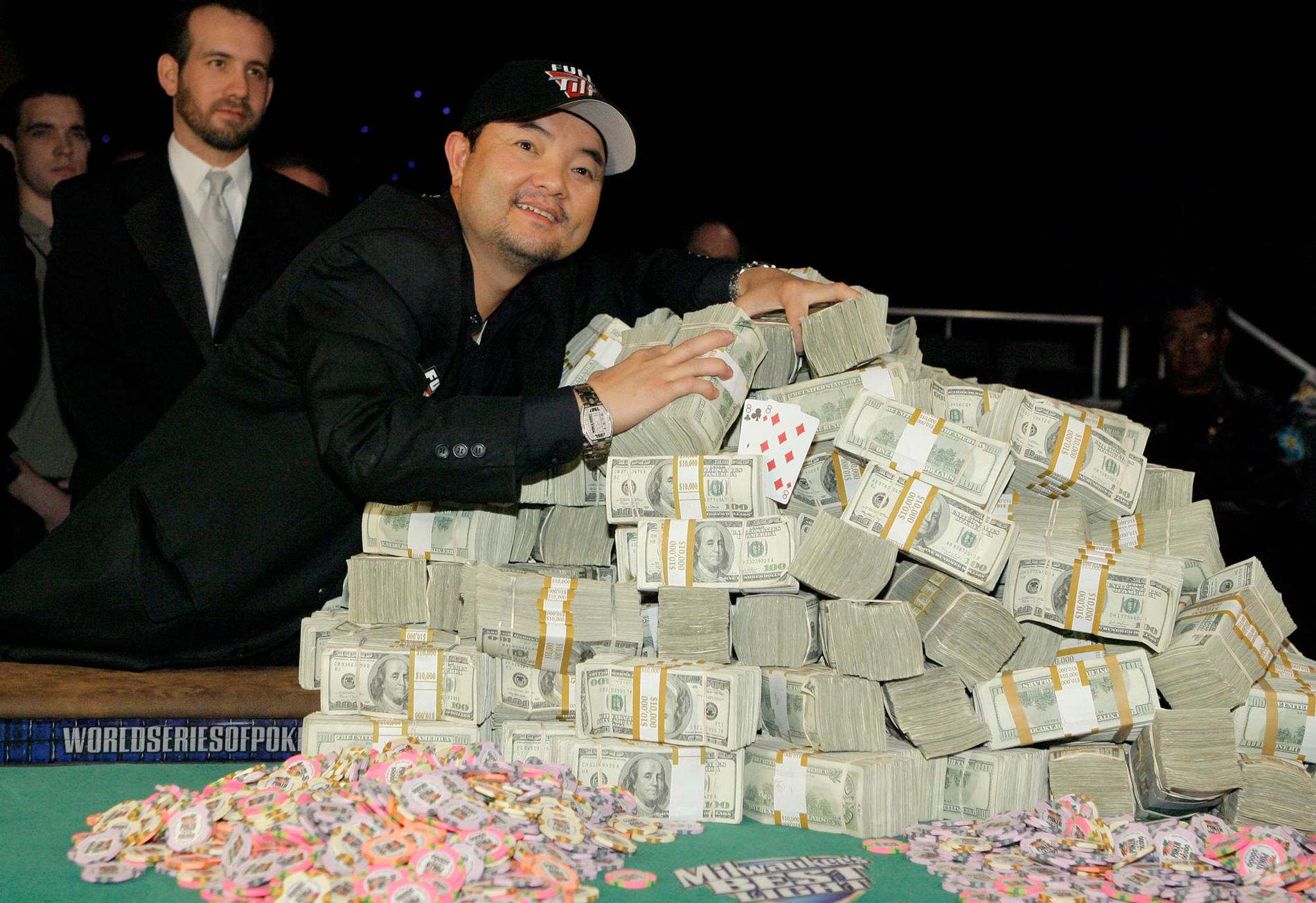 Badade i miljoner Här har precis Jerry Yang vunnit VM i poker och fått 8,25 miljoner dollar. Året var 2007. Nu, sex år senare säljs hans ägodelar på auktion av skatteverket.