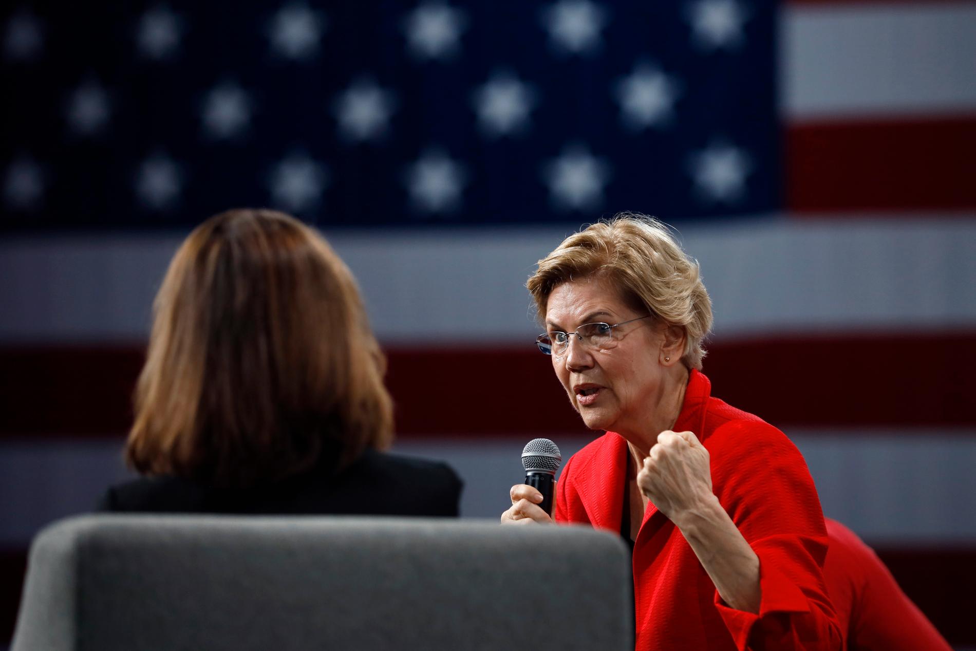 Den nu avhoppade demokratiska presidentaspiranten och Massachusettssenatorn Elizabeth Warren.