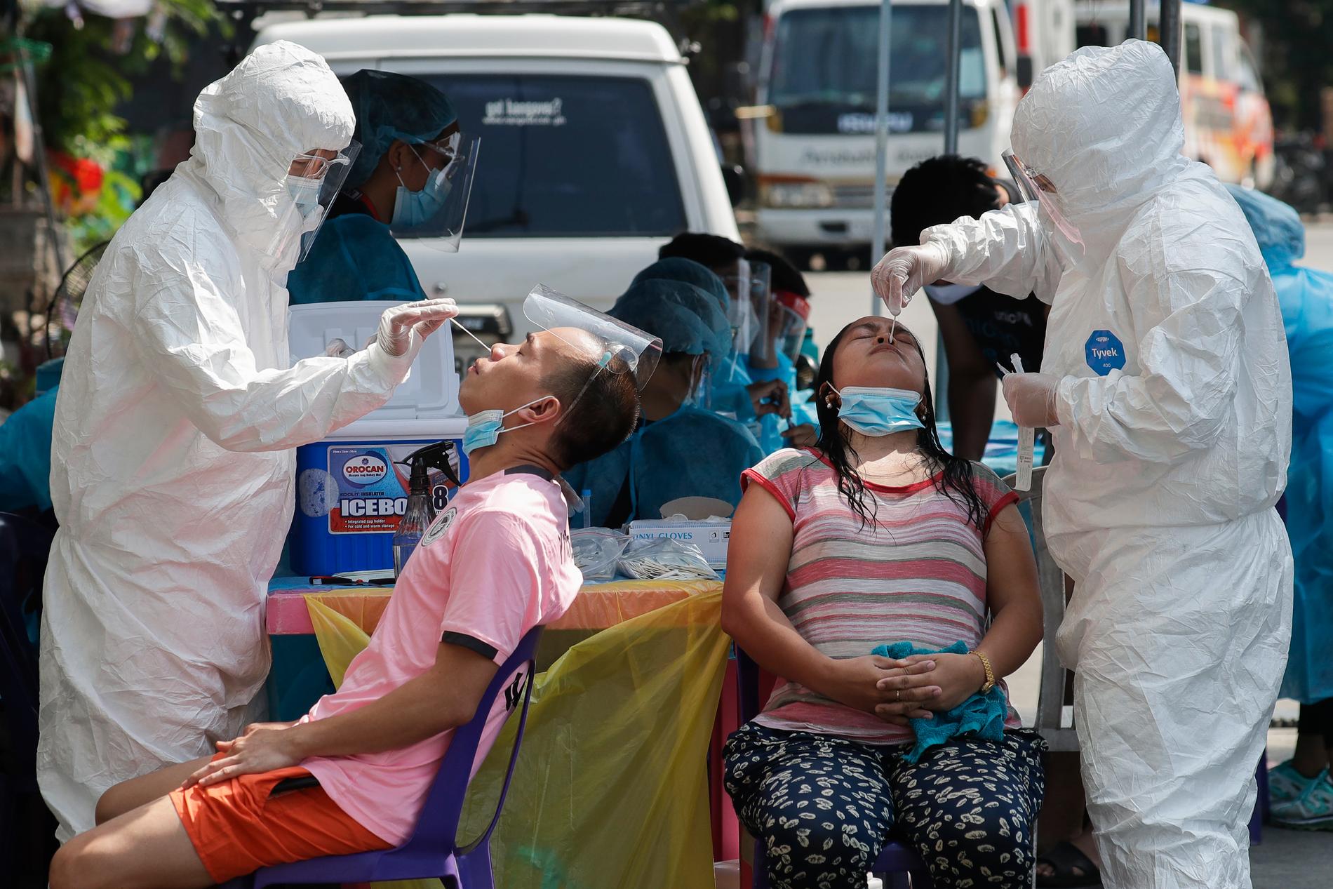 Vårdarbetare genomför covidtester i filippinska Quezon City.