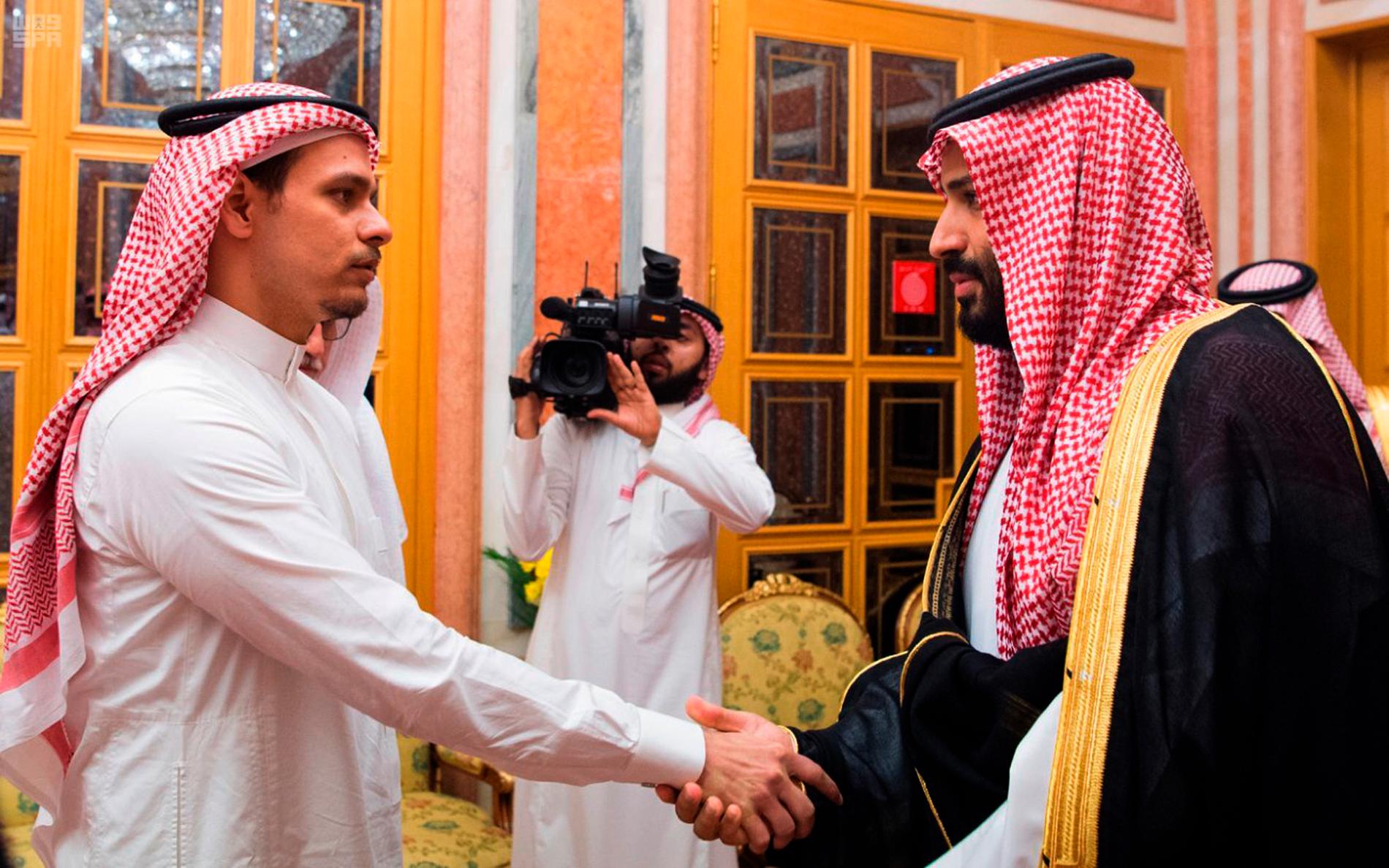 Tidigare i veckan skakade Salah bin Jamal Khashoggi (t v) hand kronprins Mohammed bin Salman under den stora omstridda investeringskonferensen som hålls i Riyad i Saudiarabien.
