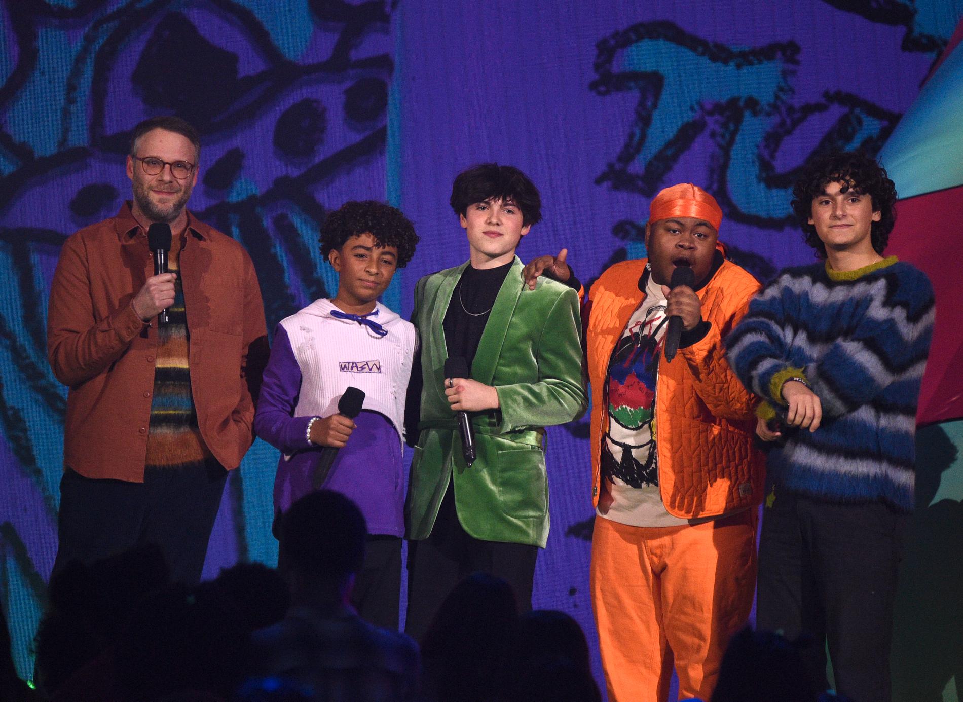 Från vänster: Seth Rogen, Micah Abbey, Brady Noon, Shamon Brown Jr. och Nicolas Cantu på Nickelodeon Kids' Choice Awards 2023.