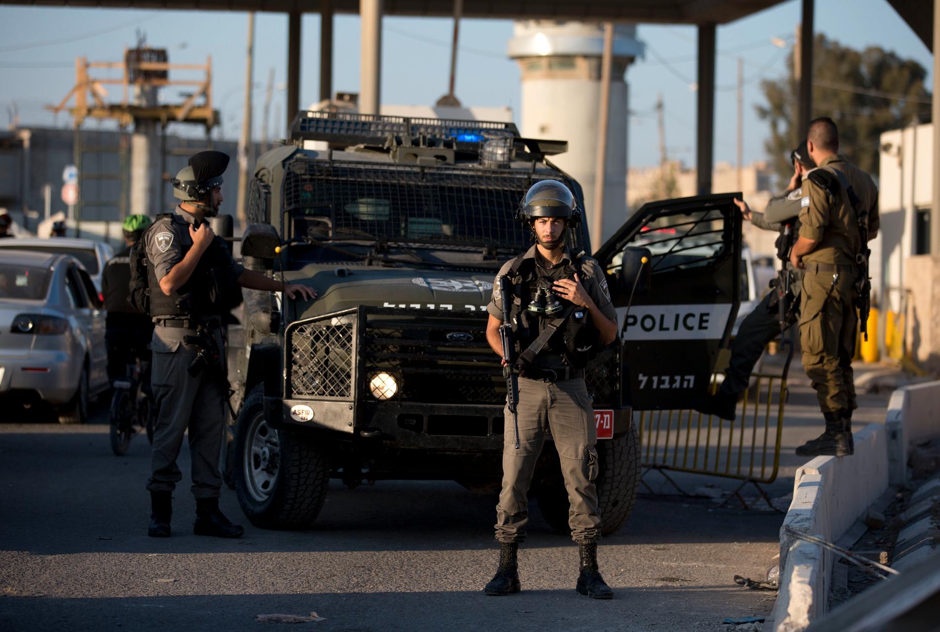 Israelisk polis vid en vägspärr i september. Bilden är tagen i ett annat sammanhang.