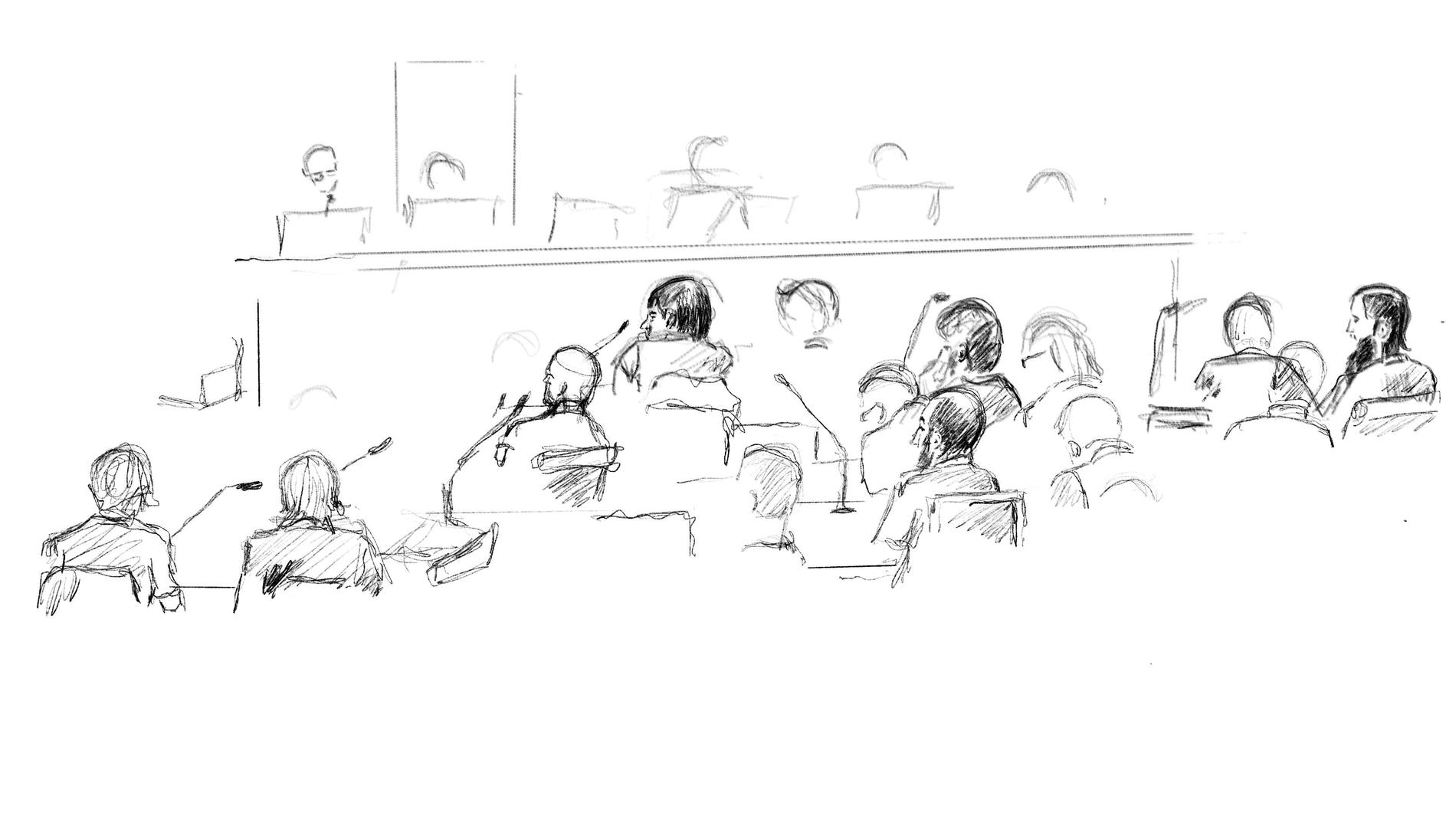 Teckning från huvudförhandlingen mot männen i säkerhetssalen i Stockholms tingsrätt.