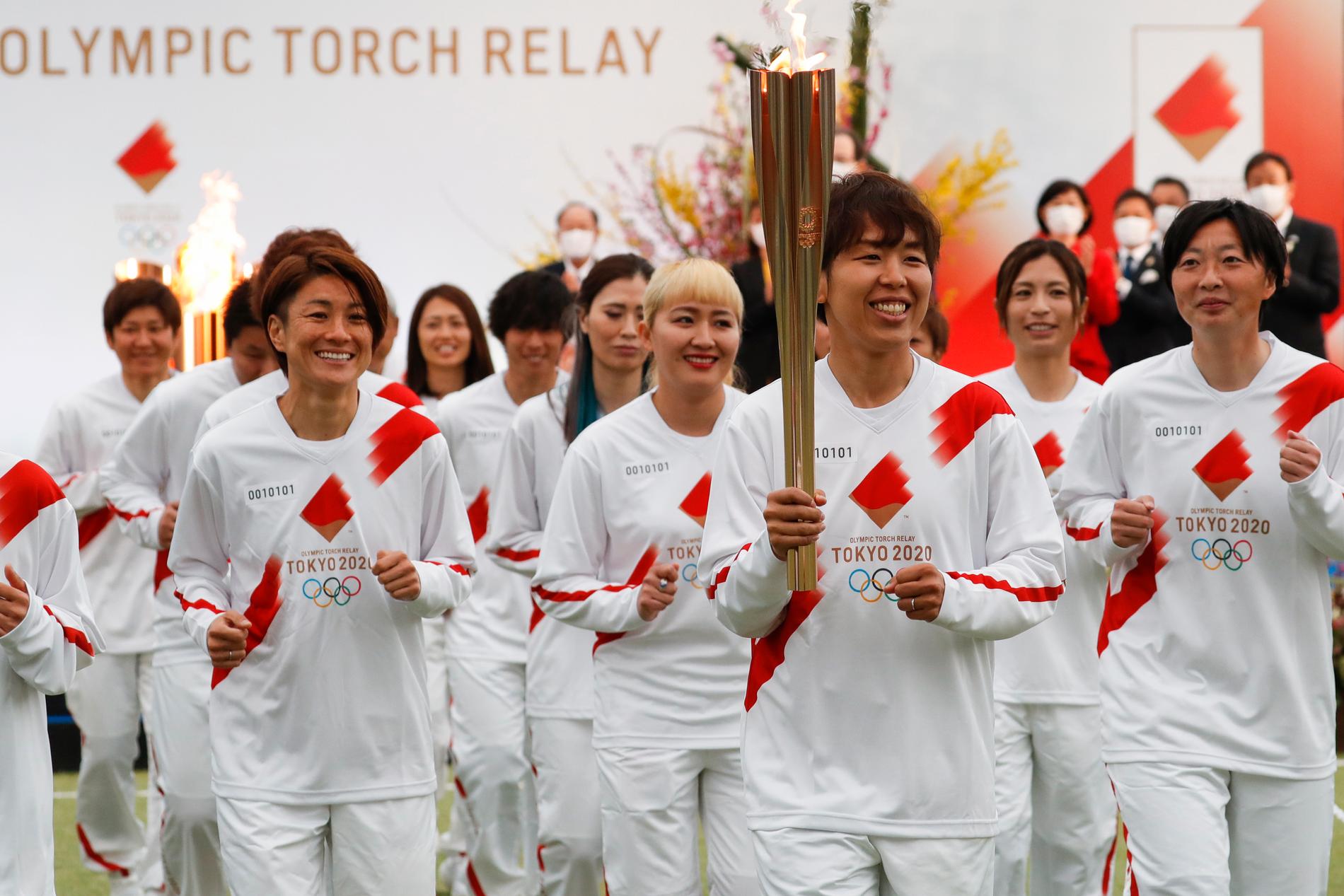 Japans damlandslag i fotboll var bland de första att föra OS-elden mot Tokyo.