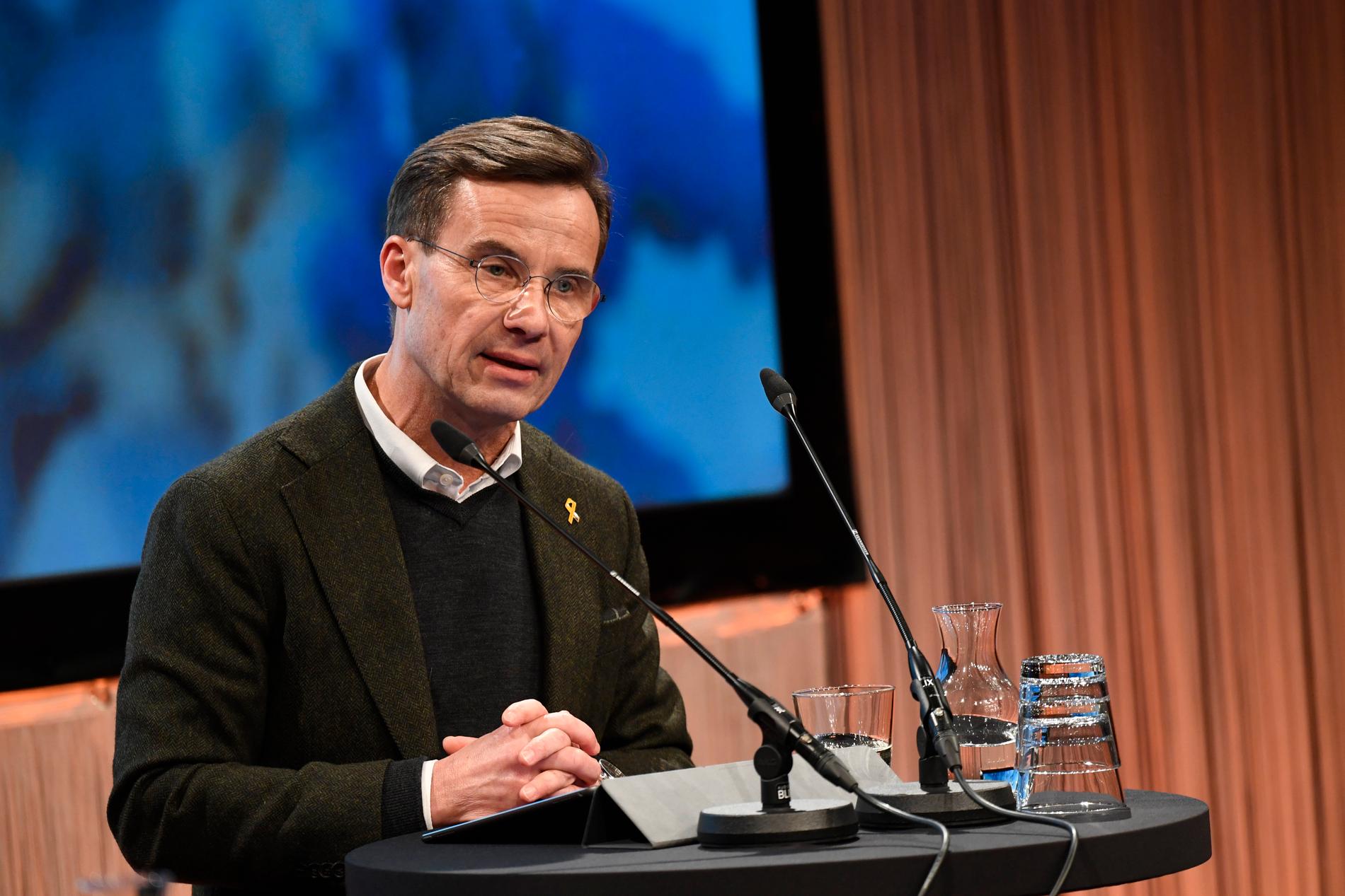 Ulf Kristersson kräver mer pengar till försvaret