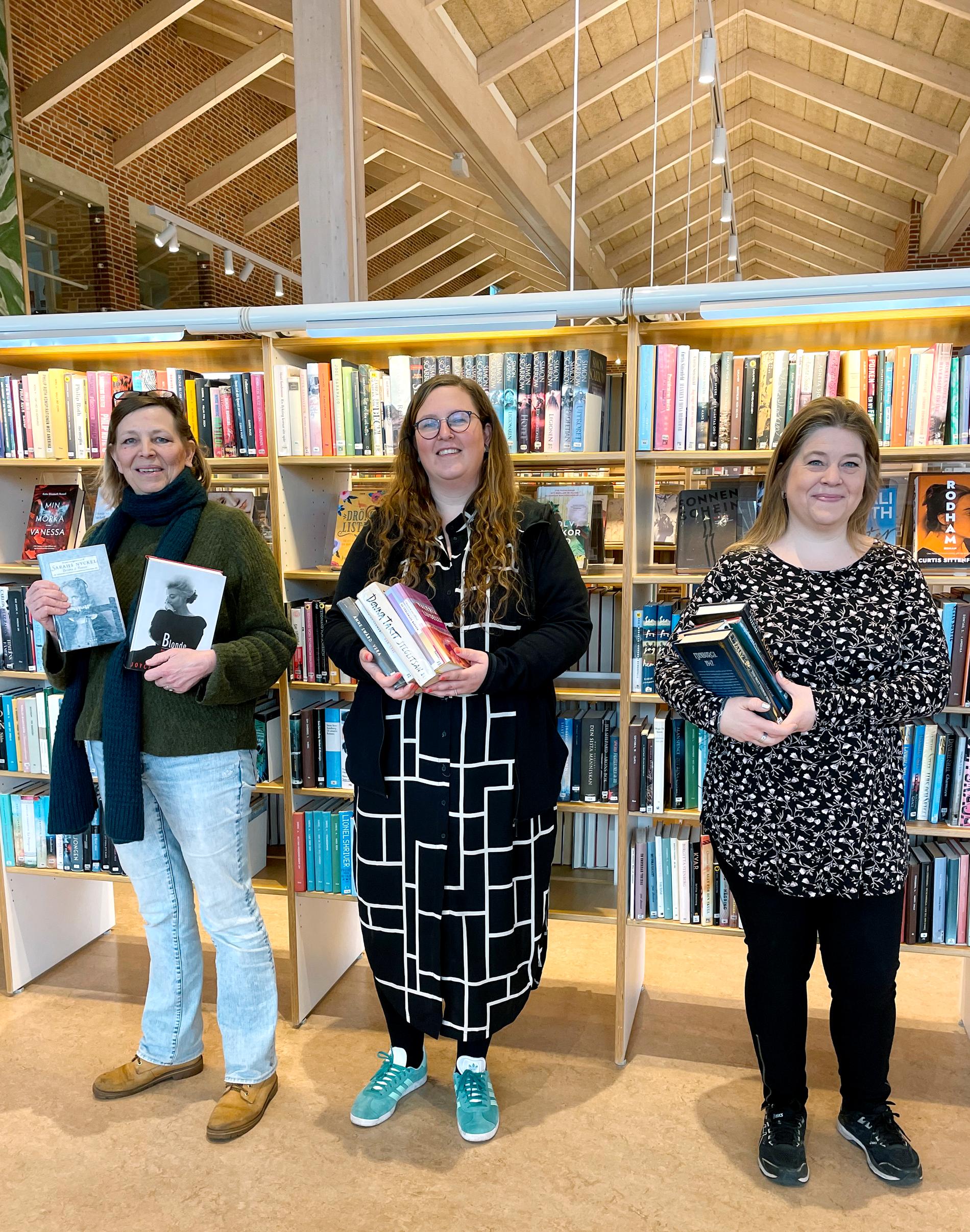 Kristin Rosenberg, Johanna Ekström och Sarah Meyer på plats i Simrishamns bibliotek, de ger dig alternativ till favoritböckerna du just läst. Saknas på bilden gör Erika Svahn och Kate Visoni. 