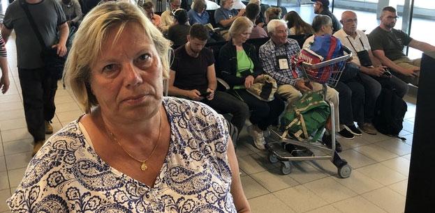Lena Johansson, 51, har drabbats av förseningarna.