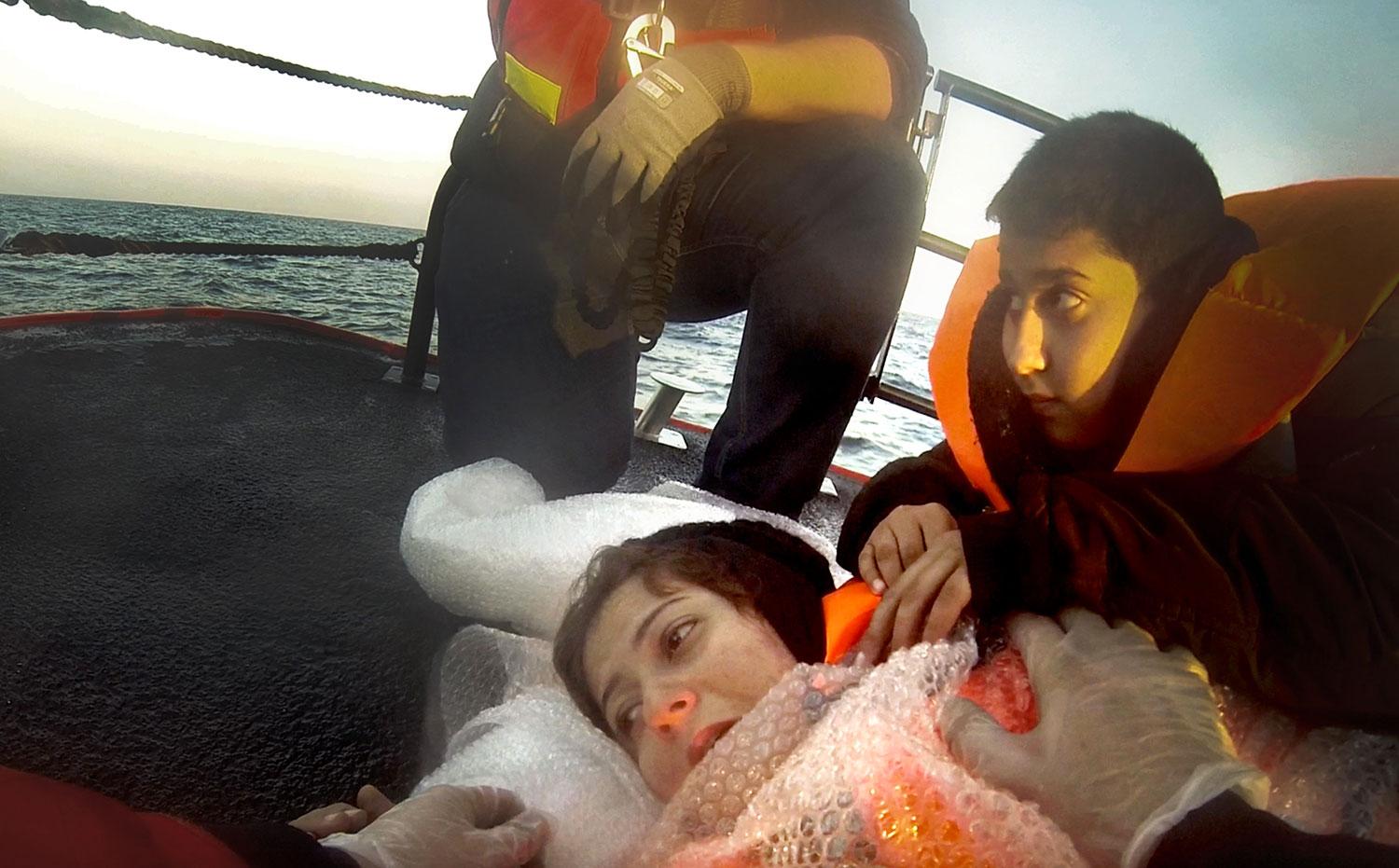 En kvinna ombord och förlorade flera gånger medvetandet. Men hennes tioårige son tröstade henne.