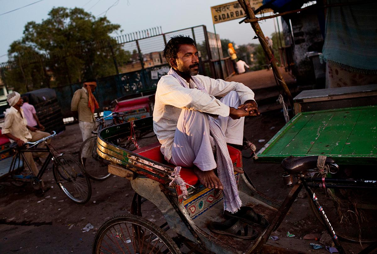 New Delhi, Indien: En man väntar tidigt under morgonen på kunder till sin cykeltaxi. Andelen fattiga i Indien är stor och många tjänar så lite som under två dollar (cirka 18 kronor) om dagen.