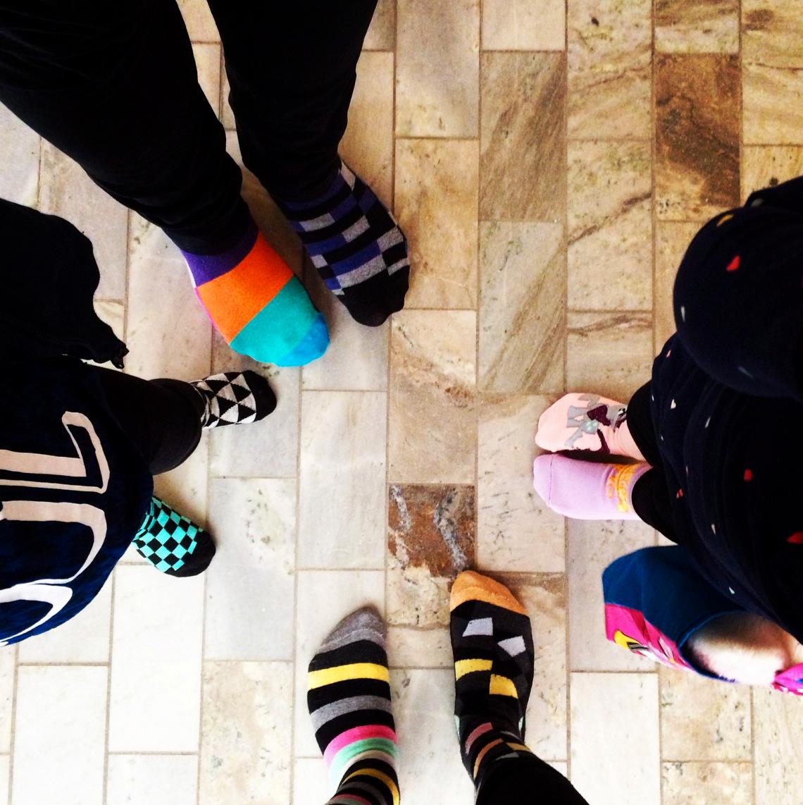 ”Klart att vi rockar sockorna i dag! Lisen, Lukas, Greta & Sigge”