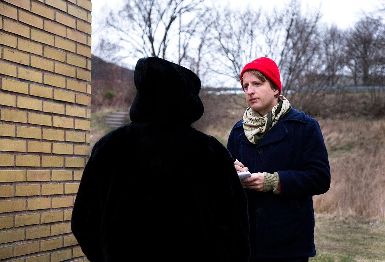 Aftonbladets reportern Olof Svensson intervjuar vittnet.