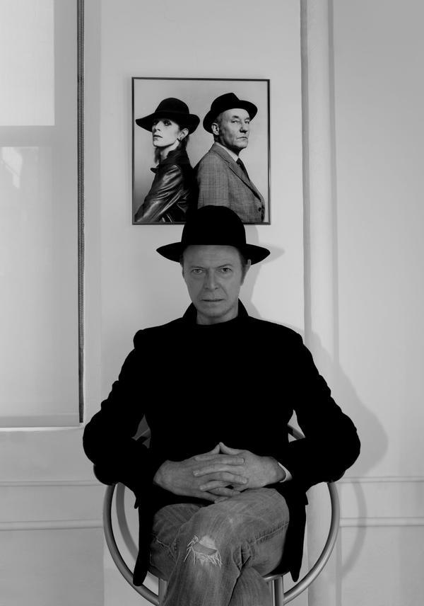 Skivbolagets officiella pressfoto till singelsläppet: David Bowie under ett foto av honom själv som ung tillsammans med författaren William Burroughs.