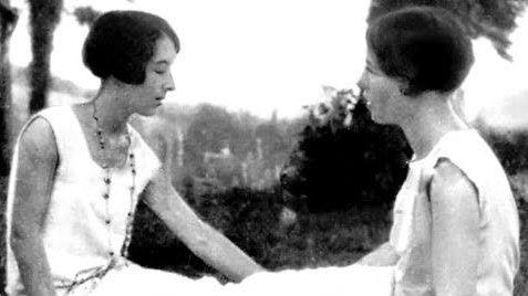 Zaza, eller Élisabeth Lacoin, tillsammans med Simone de Beauvoir i Gagnepan 1928. Följande år dör Zaza i hjärnhinneinflammation. Pressbild.