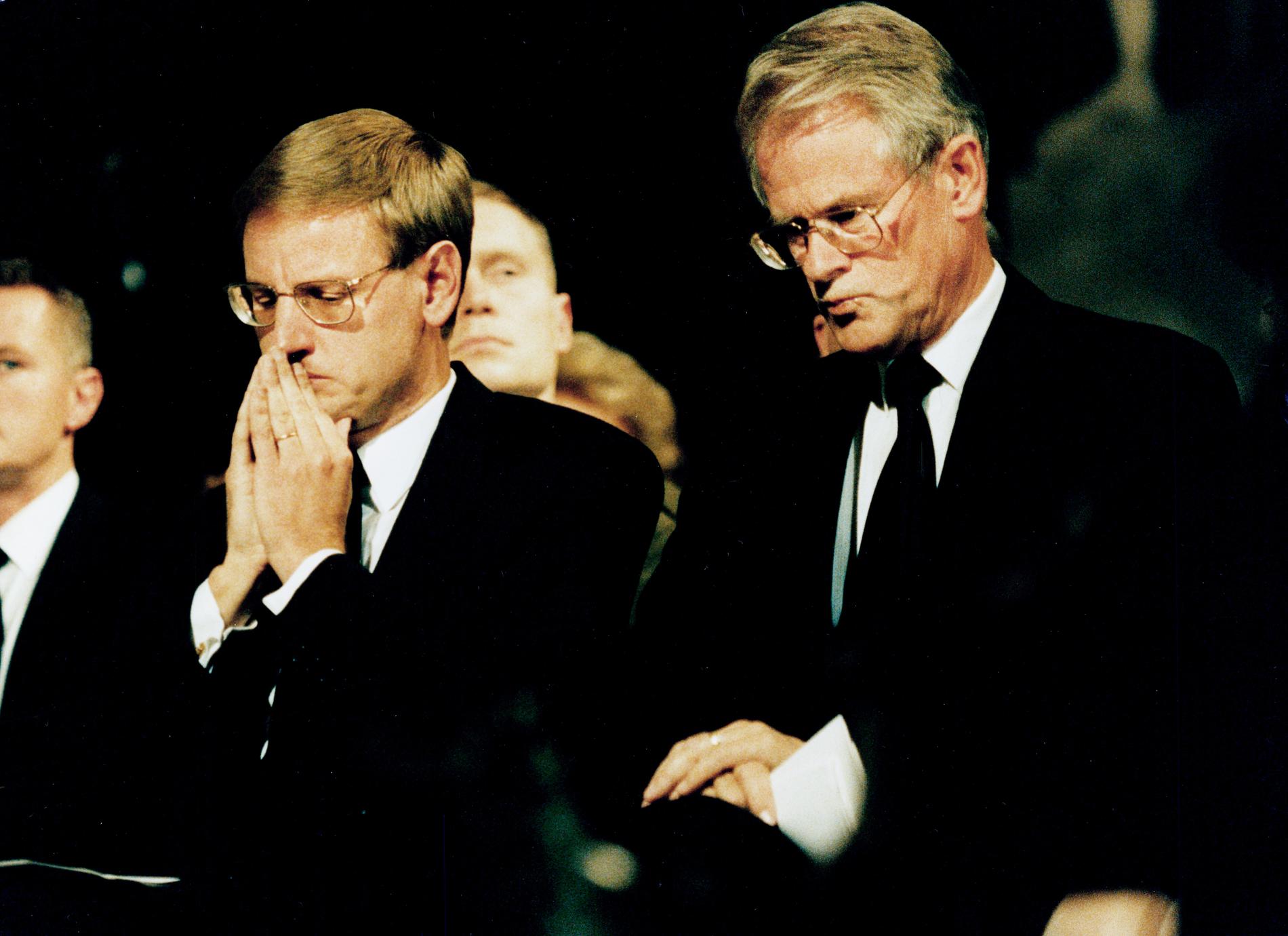 Carl Bildt (M) och Ingvar Carlsson (S) under minnesstunden för Estonias offer i Storkyrkan. 