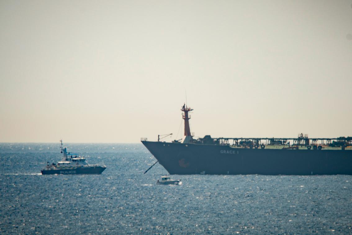 Den iranska beslagtagna oljetankern Grace 1 (till höger) i vattnen utanför Gibraltar den 4 juli. Arkivbild.