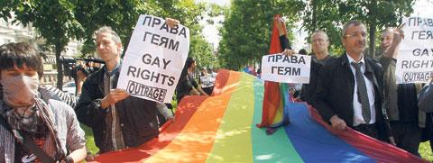 trotsade motståndarna Under hela maj har den östeuropeiska hbt-rörelsen firat Pride – men motståndet är hårt. I går ägde Moskvas första framgångsrika prideparad rum där 30 personer lyckades bära regnbågsflaggan längs en vältrafikerad gata utan att stoppas.