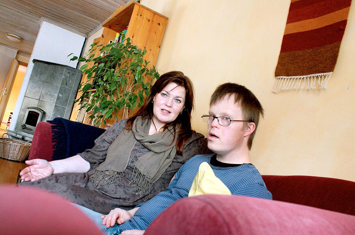 Tobias Svedberg har Downs syndrom och lider av autism. Nu har Försäkringskassan sagt nej till fortsatt personlig assistans - och hans gode man Janet Granhage är kritisk till beslutet.