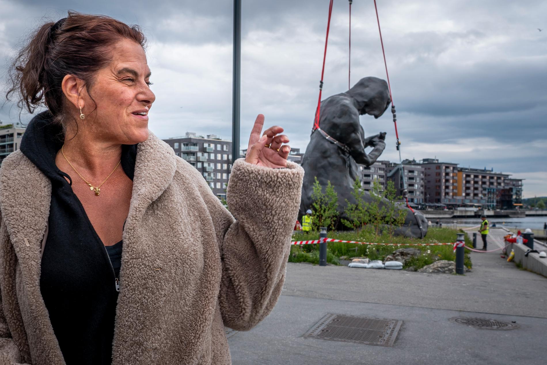 Tracey Emin med sin skulptur Moren som installerades i Oslo 2022. Arkivbild.