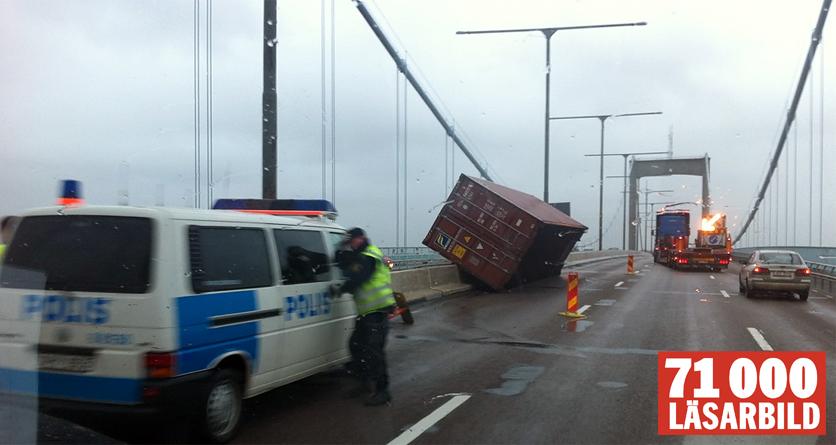 blåste av mitt på bron Innan Älvsborgsbron stängdes blåste en container av från en lastbil och hamnade mitt i vägbanan. Ingen människa ska ha kommit till skada.