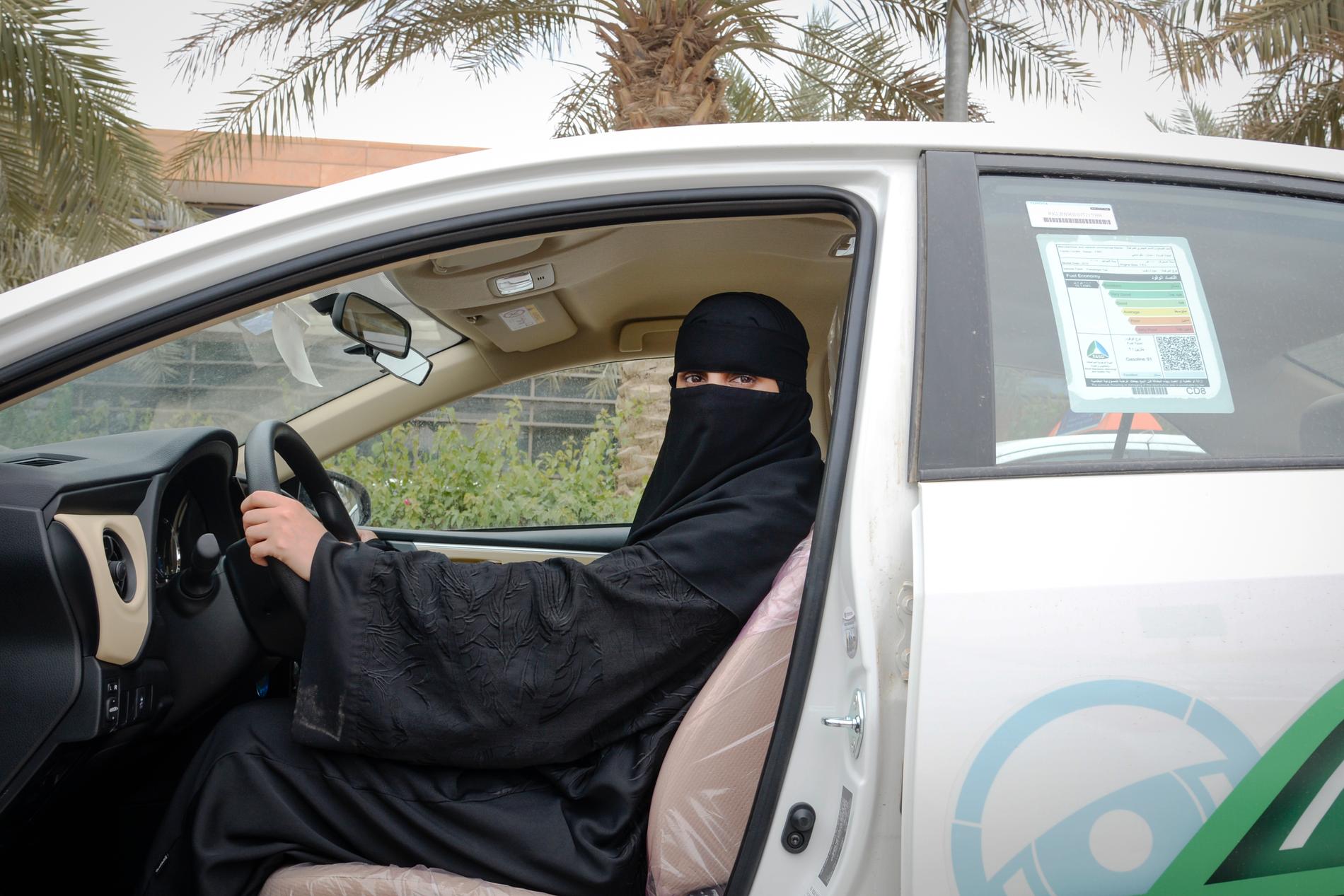 Saudiarabien var det sista landet i världen där kvinnor inte tilläts att köra bil. Det förändrades den 24 juni 2018. Bilden är från en av de första körskolorna för kvinnor i landet och visar den då blivande körskoleläraren Nouf Saleh. Arkivbild.
