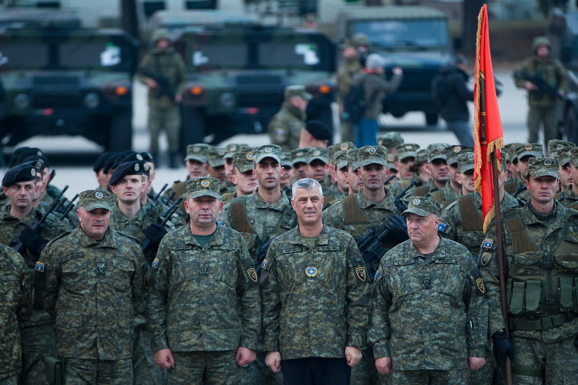 Kosovos president Hashim Thaci, i mitten, tillsammans med medlemmar i Kosovos säkerhetsstyrka, som landet planerar att förvandla till en reguljär armé.