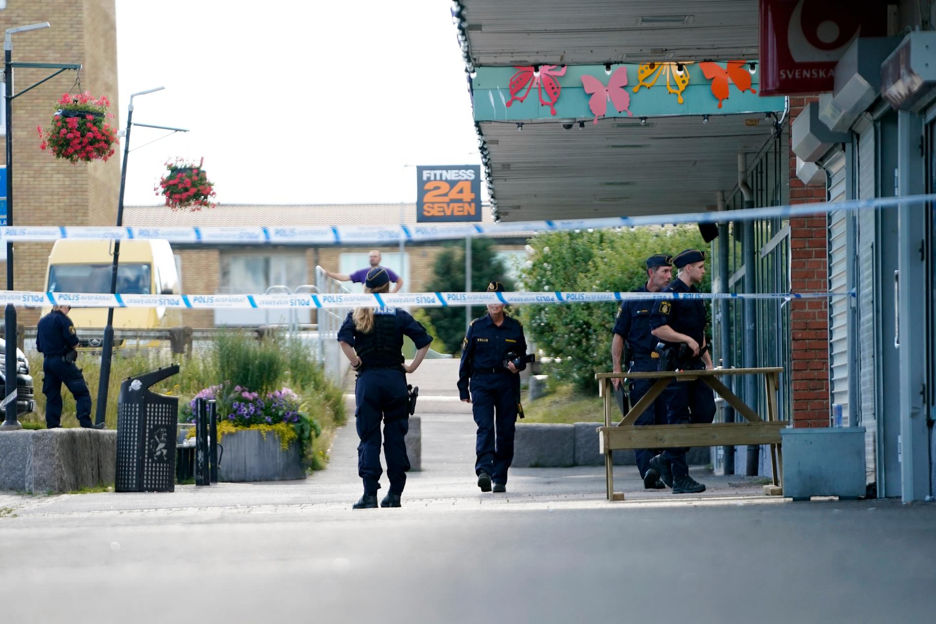 Tre personer är häktade för mordet, alla med kopplingar till kriminella nätverk, enligt uppgifter till Aftonbladet.
