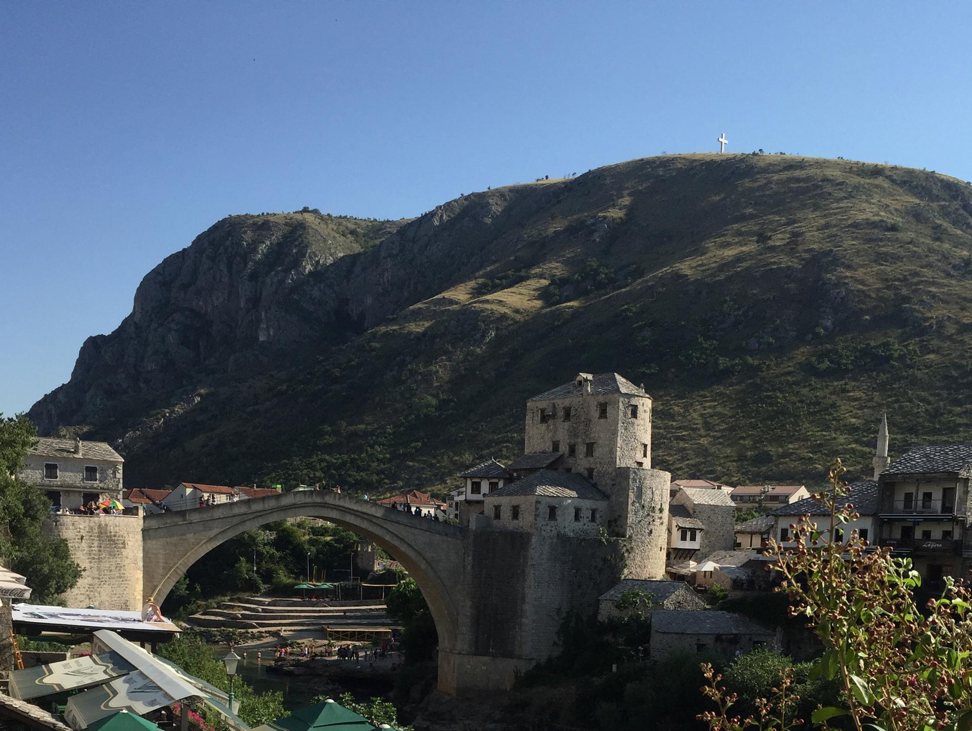 Bron som delar staden Mostar. Foto Lidija Praizovic