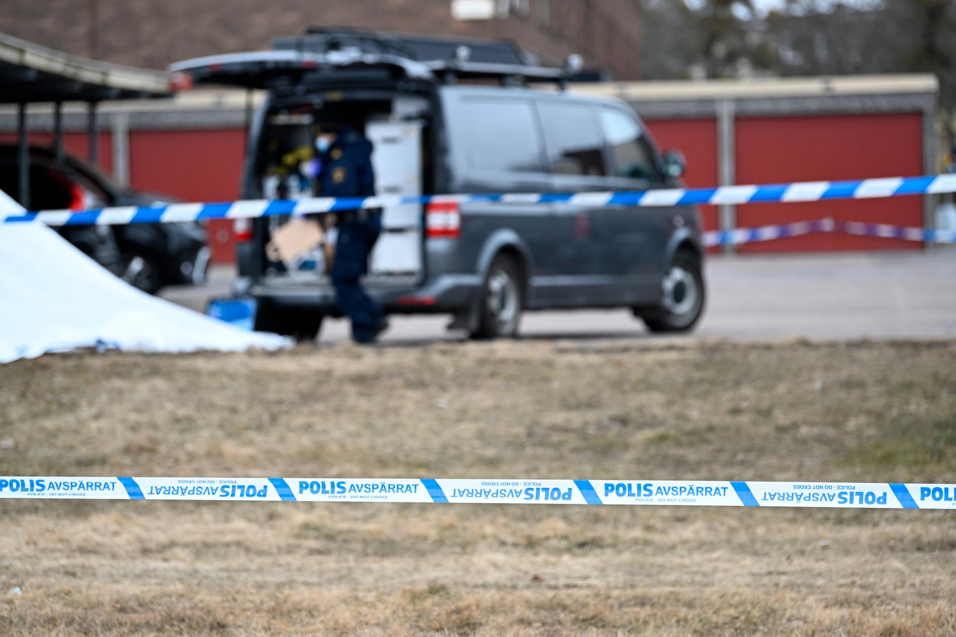 Avspärrning i Upplands-Bro och polistekniker på plats i torsdags. En kvinna är häktad misstänkt för mord. Arkivbild.