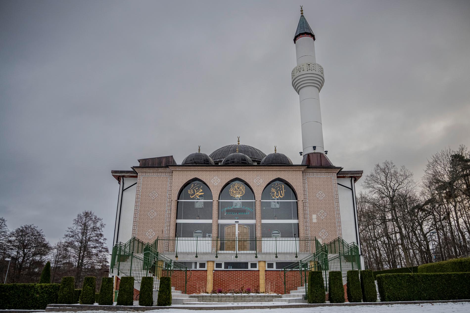 Första gången ett böneutrop hördes från en minaret i Sverige var vid Fittja moské den 26 april 2013.