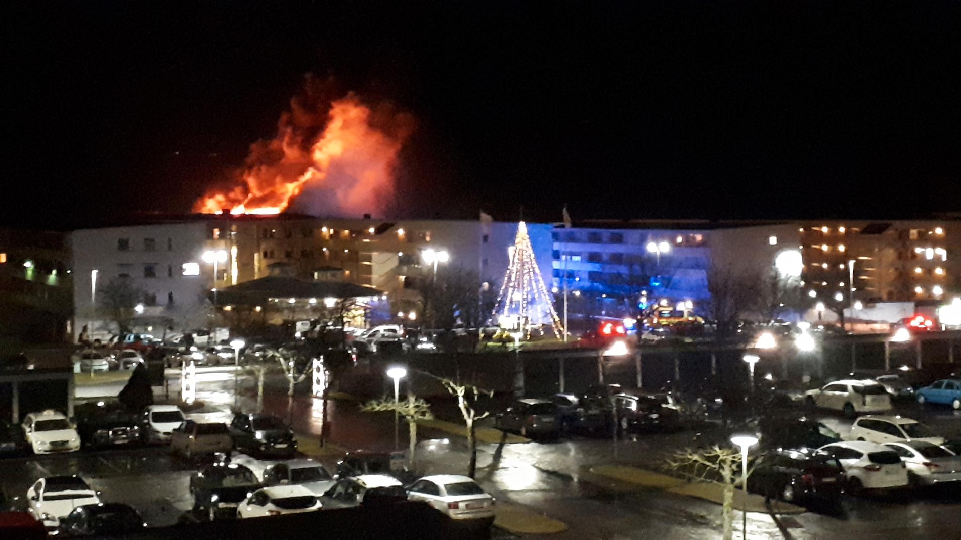 En kraftig lägenhetsbrand har brutit ut i Skövde.