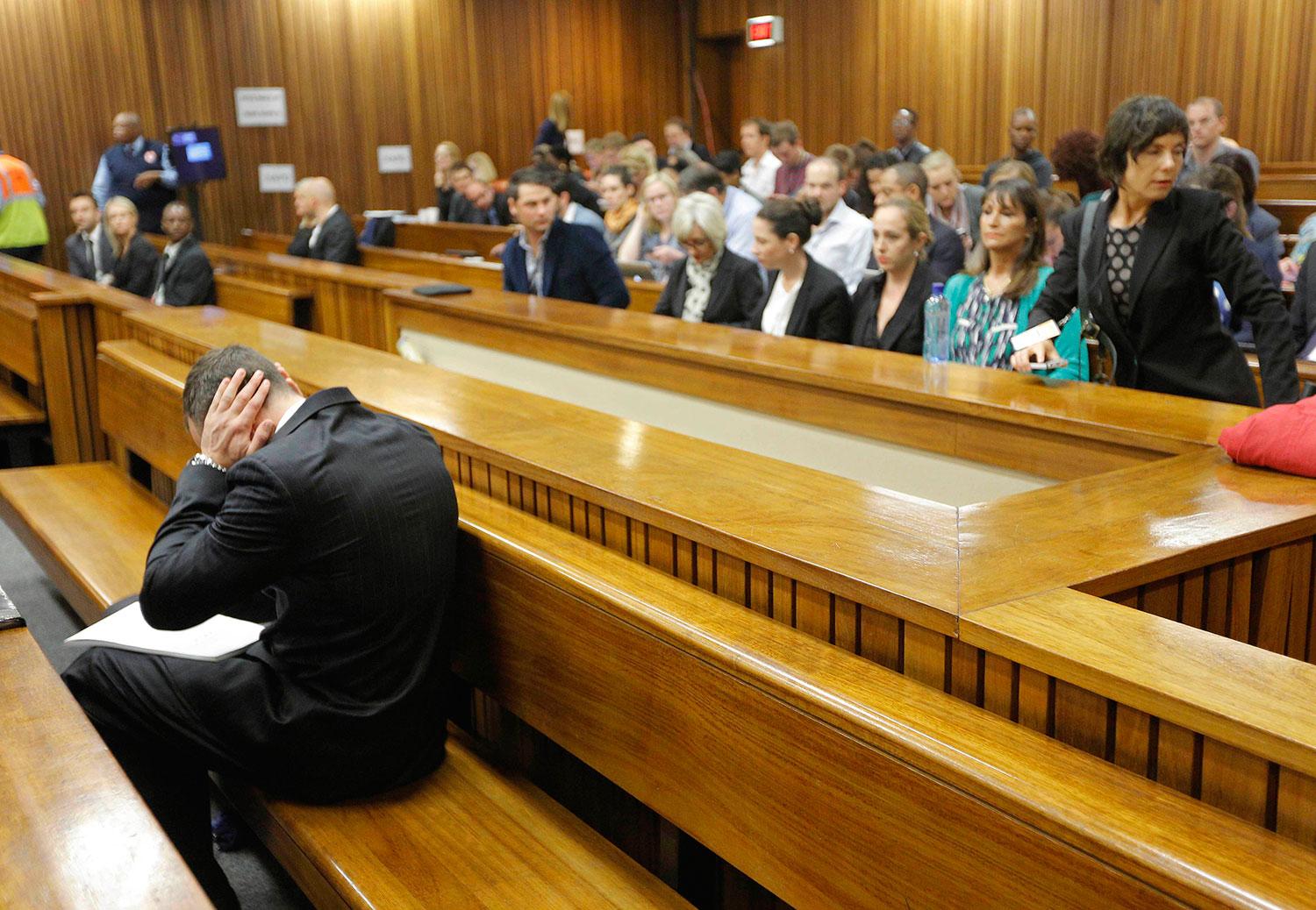 Oscar Pistorius bröt ihop under rättegången. Foto: AP/TT