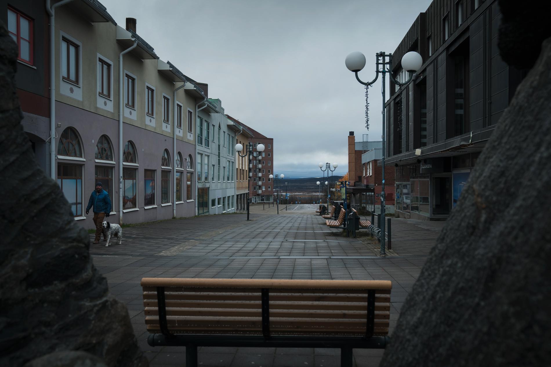 Gruvan äter sig sakta in under Kiruna. Gamla centrum börjar tömmas på människor och handel i takt med att den stora stadsomvandlingen går framåt. 