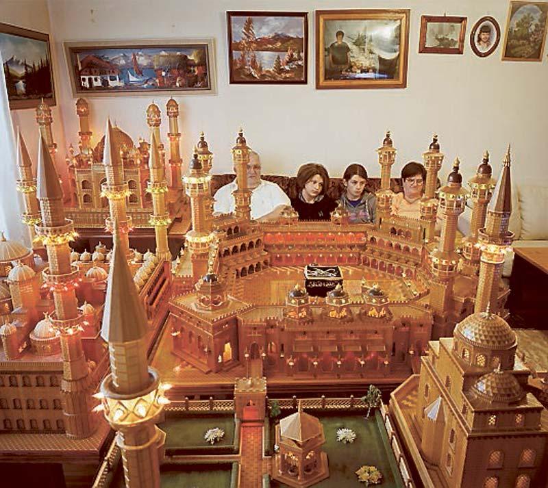 Salih Mujcinovic har byggt en miniatyr­moské på tv-bänken i vardagsrummet.
