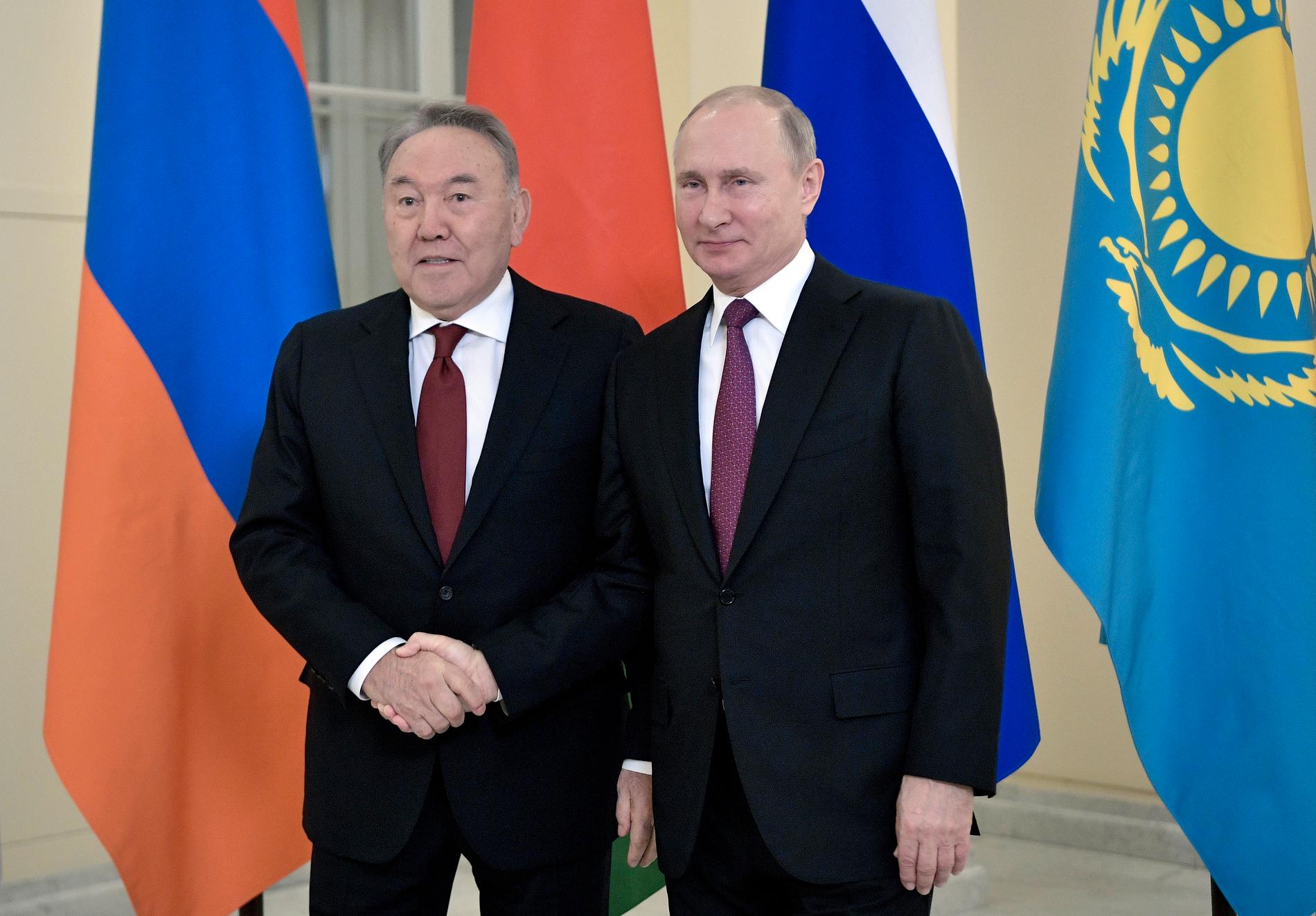 Kazakstans president Nursultan Nazarbajev och ryske kollegan Vladimir Putin i december i fjol. Arkivbild.