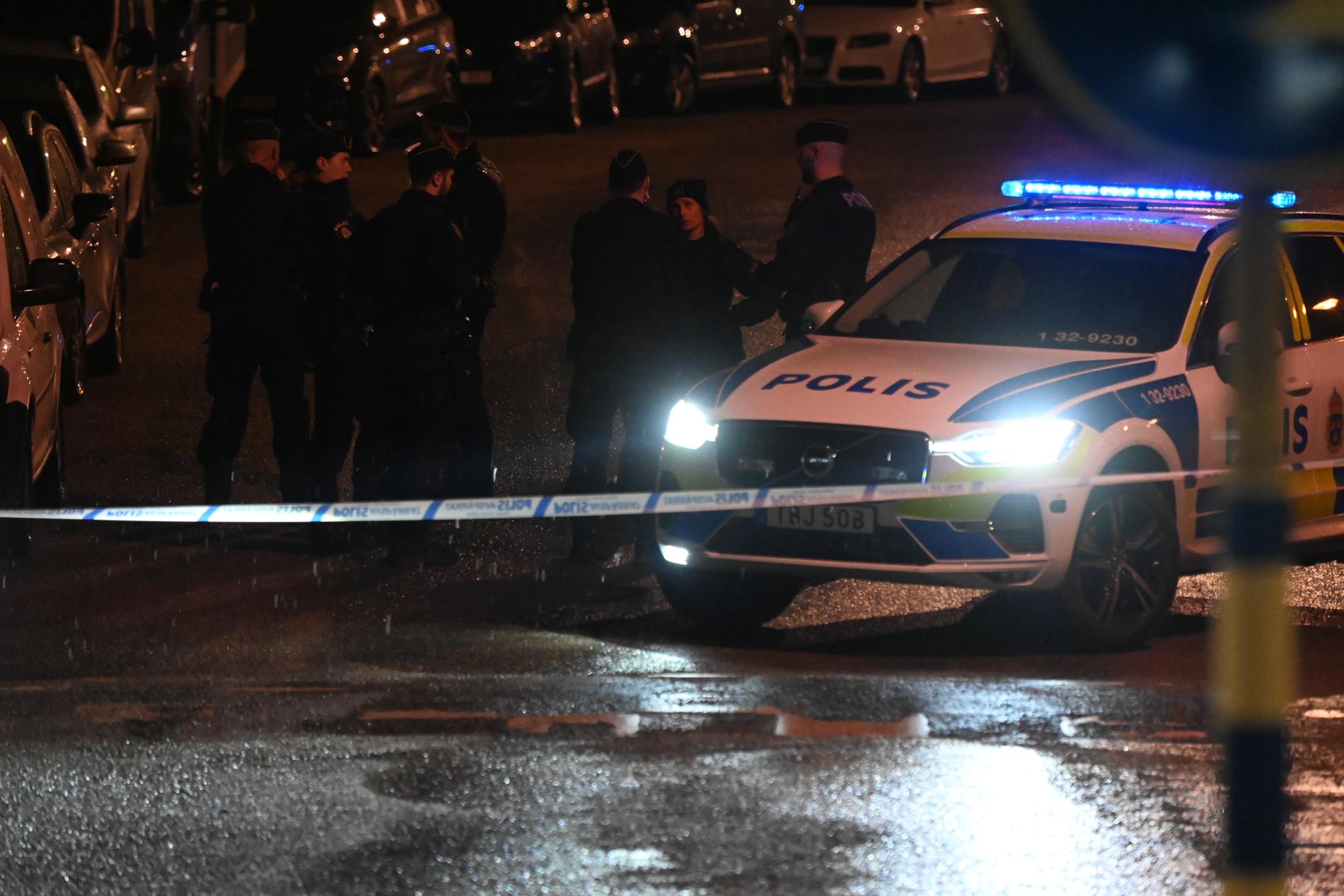 Polis spärrade av brottsplatsen i Rågsved.