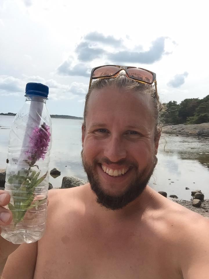 Svante Lindbloms dag på stranden fick en spännande vändning när han hittade en flaskpost 