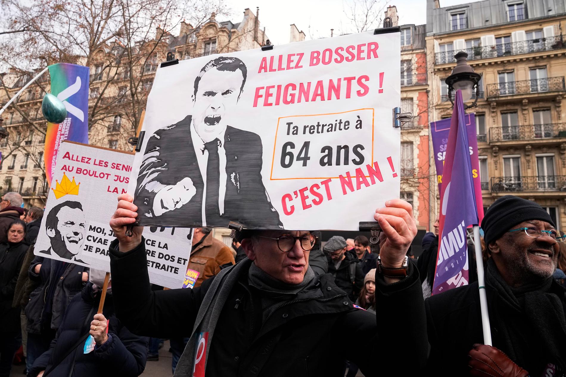 Demonstranter i Paris protesterar mot regeringens förslag att höja pensionsåldern från 62 till 64 år.